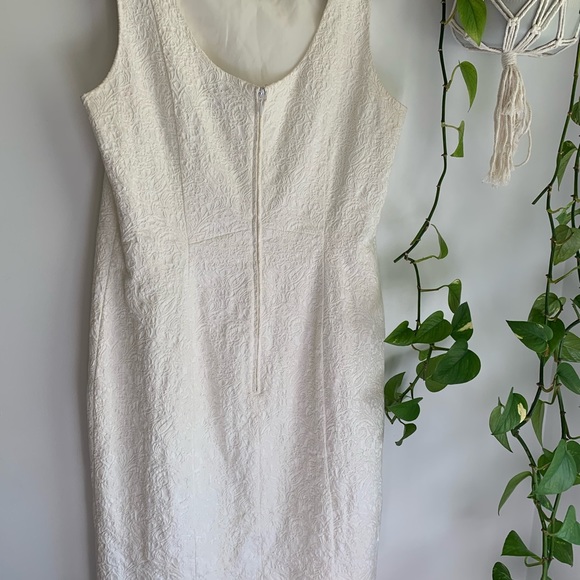 2 for $25 - 🤍 White Brocade Textured Sleeveless Dress 👗 by H & M - Picture 3 of 6